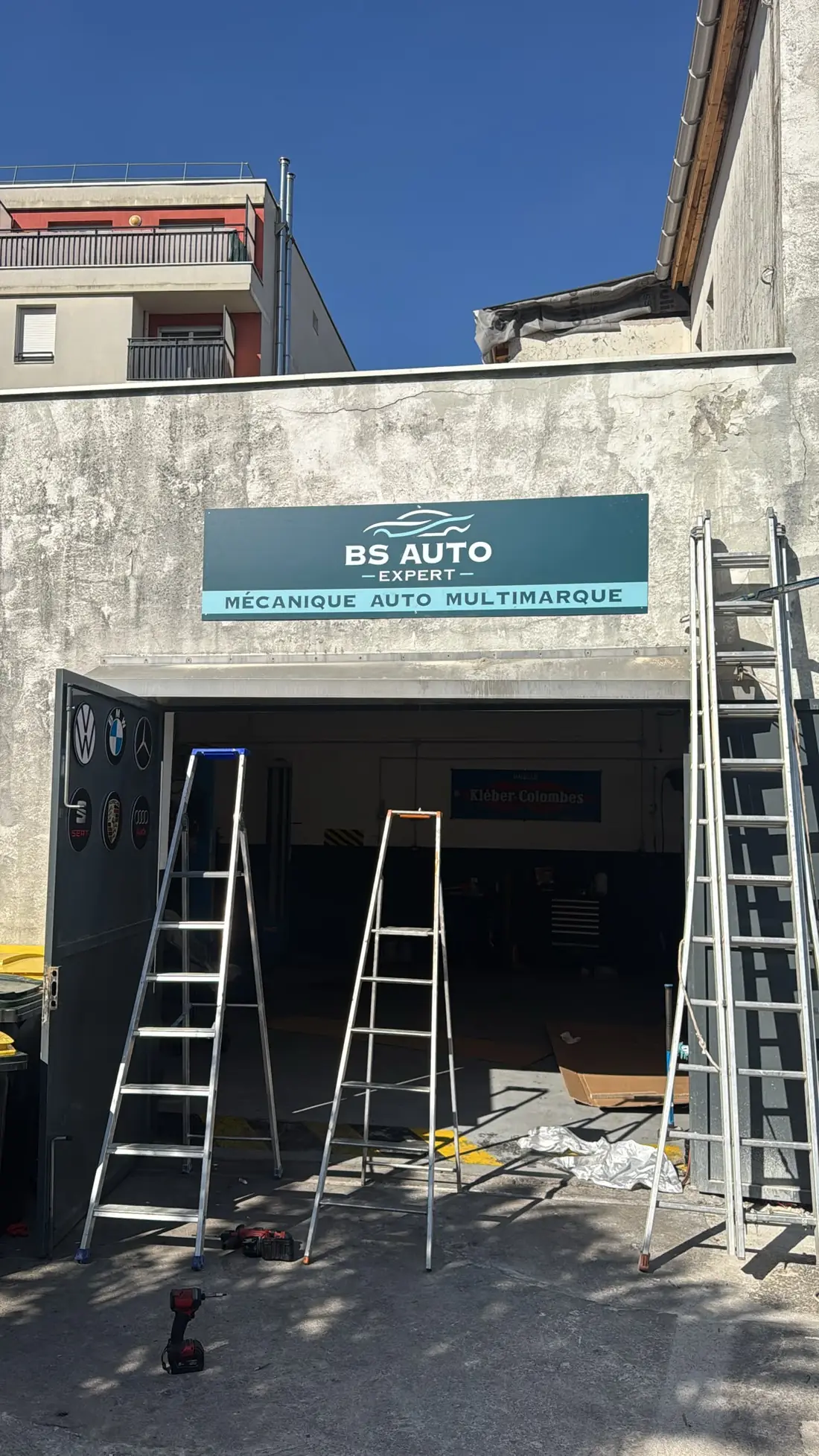 La façade du garage et son enseigne BS AUTO EXPERT, Mécanique auto multimarque.